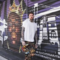 un-hombre-se-para-frente-un-mural-de-un-rey-en-la-calle